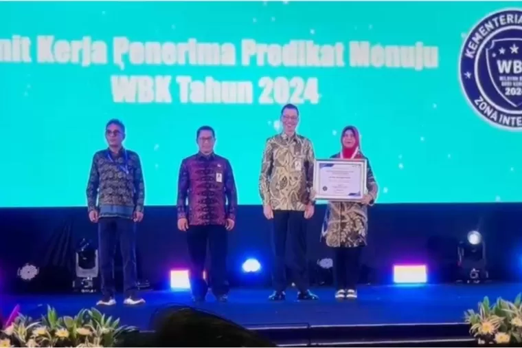 Direktur RSJ Saanin, dr Aklima MPH menerima penghargaan dari Menteri PANRB RI, Rini Widyantini di Jakarta, Rabu (11/12/2024) lalu. IST
