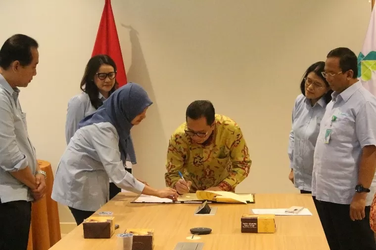 Dirut RSUP Dr M Djamil Dr dr Dovy Djanas SpOG KFM MARS FISQua menandatangani perjanjian kerja dengan Harrison AI di Jakarta, Senin (23/12/2024). IST