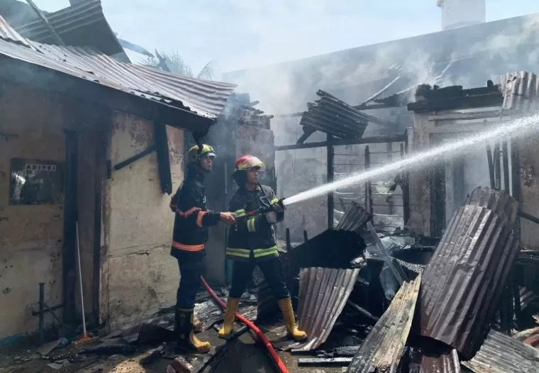 Petugas Damkar sedang lakukan pemadaman api yang membakar satu unit rumah di kawasan Sawahan, Kota Padang, Sabtu (28/12/2024). IST