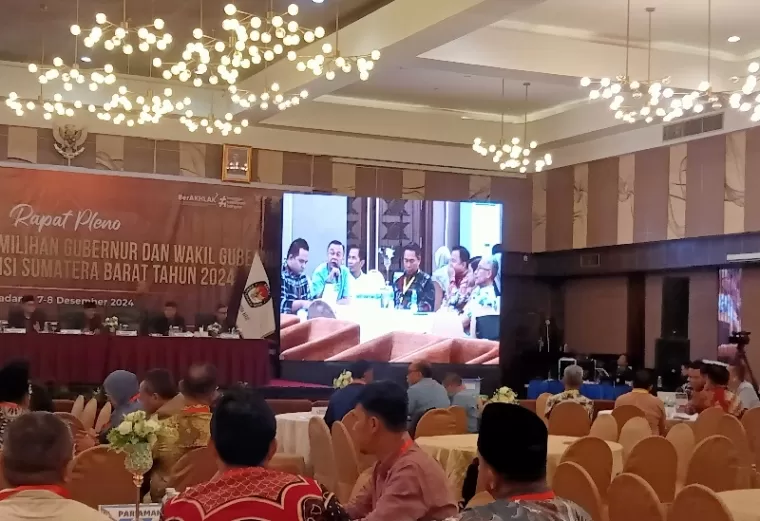 Suasana saat anggota Bawaslu Sumbar, Benny Aziz menanyakan angka pemilih tidak ditemukan kepada KPU Pasbar saat rapat pleno rekap hasil pilgub di Padang, Minggu (8/12/2024). (dok : arunala.com)