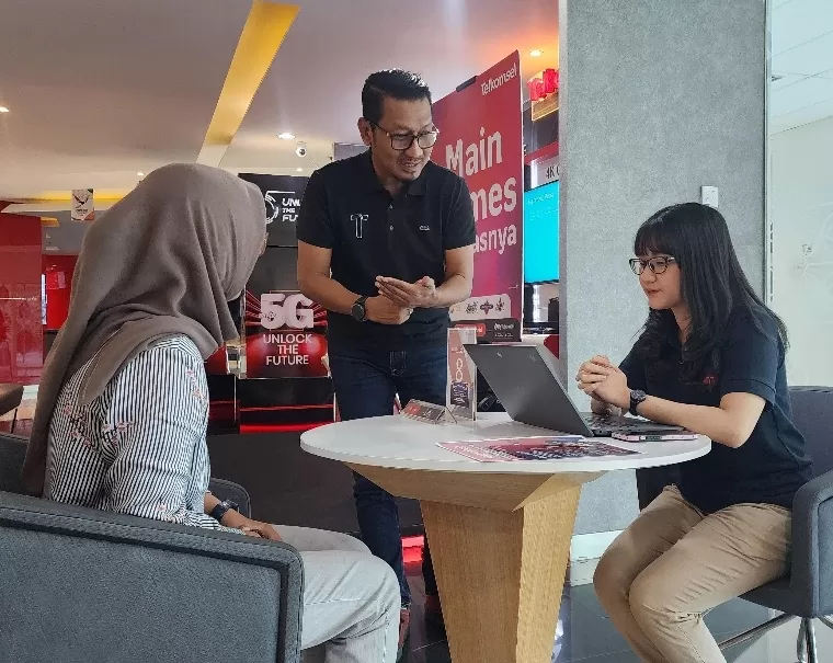 Vice President Consumer Business Area Sumatera Telkomsel Mulya Budiman (tengah) melayani pelanggan Telkomsel. Menyambut momen NARU dengan #SambungkanSemangat, Telkomsel terus menghadirkan kenyamanan komunikasi bagi pelanggan. IST