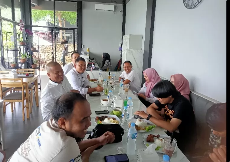 Manager Komersial PT Pelindo II Regional Teluk Bayur, Hendri Adolf saat temu ramah dengan para wartawan di Padang, Senin (16/12/2024). (dok : arunala.com)