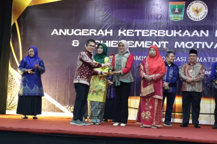 Sekretaria DPRD SUmbar saat menerima anugerah predikat informatif dari KI Sumbar. IST