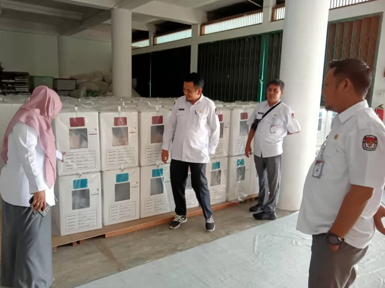 Tim KPU Sumbar meninjau kesiapan logistik pilkada serentak di gudang KPU Kota Pariaman, Senin (25/11/2024). (dok : arunala.com)