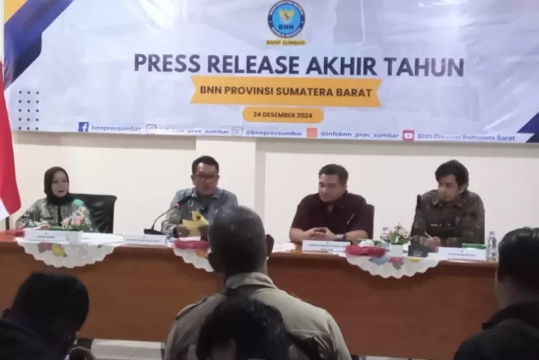 Kepala BNNP Sumbar, Brigjend Pol Rikcy Yanuarfi dan jajarannya saat konferensi pers di Padang, Selasa (24/12/2024). (dok : arunala.com)