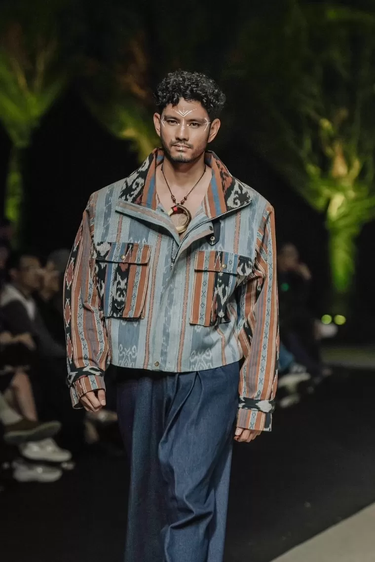 Model memperagakan salah satu karya kolaborasi desainer Fomalhaut Zamel x Dekranasda Kalimantan Utara pada SPOTLIGHT 2024, di Jakarta, belum lama ini. IST