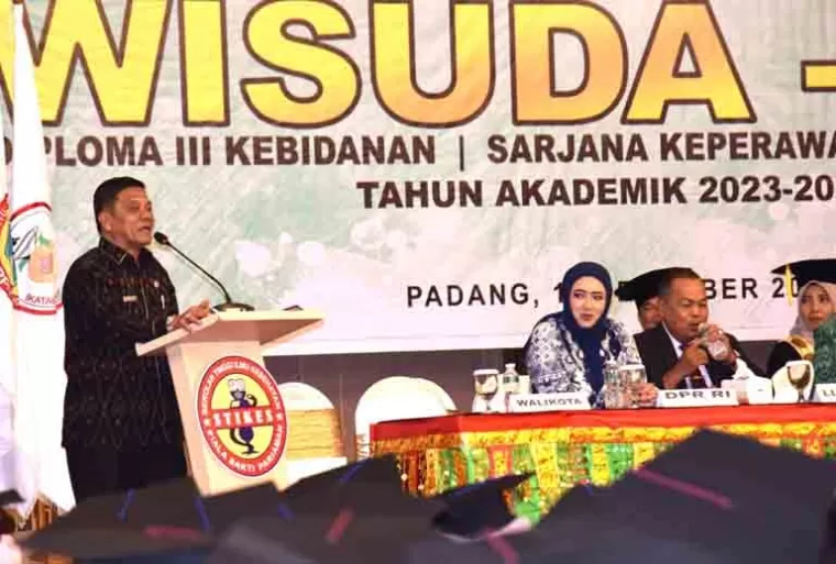 Asisten I Setko Pariaman Yaminu Rizal menghadiri Wisuda Stikes Piala Sakti Pariaman di Pangeran Beach Hotel Padang, Kamis (19/12/2024). IST