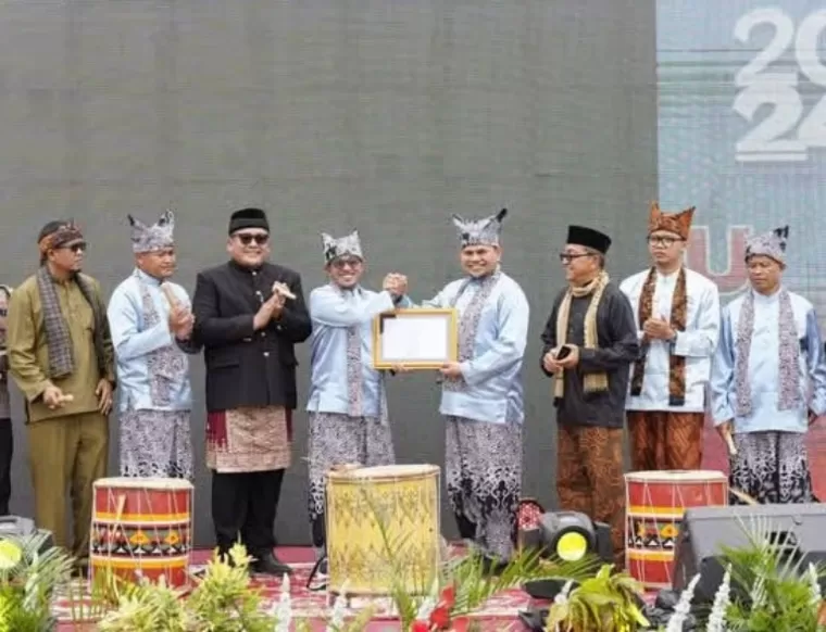 Staf Ahli bidang Keuangan Sumbar, Syaiful Bahri membuka Festival Pesona Minangkabau 2024 di Istano Basa Pagaruyung, Tanahdatar Kamis (5/12/2024). IST