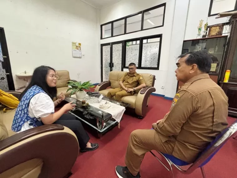 Kepala Dinas Dikpora Kota Pariaman , Kanderi sambut kunjung tim Google Education Specialist, Renti Rosmalis, bertempat diruang kerja kepala Dinas Dikpora, Desa Kampung Baru, Kecamatan Pariaman Tengah, Senin (23/12/24).