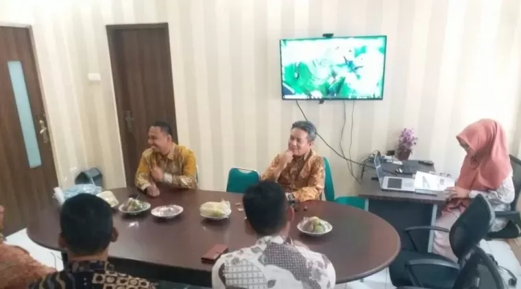 KI Sumbar saat melakukan monev salah satu badan publik yang ada di Kabupaten Pesisir Selatan, Rabu, (6/11/2024). IST