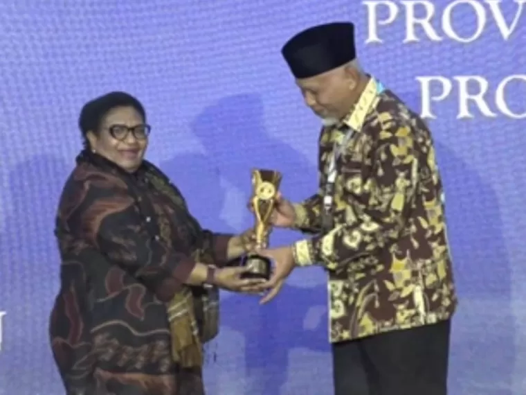 Gubernur Sumbar, Mahyeldi saat menerima penghargaan IGA 2024 dari Wamendagri RI, Ribka Haluk di Surabaya, Kamis (5/12/2024). IST