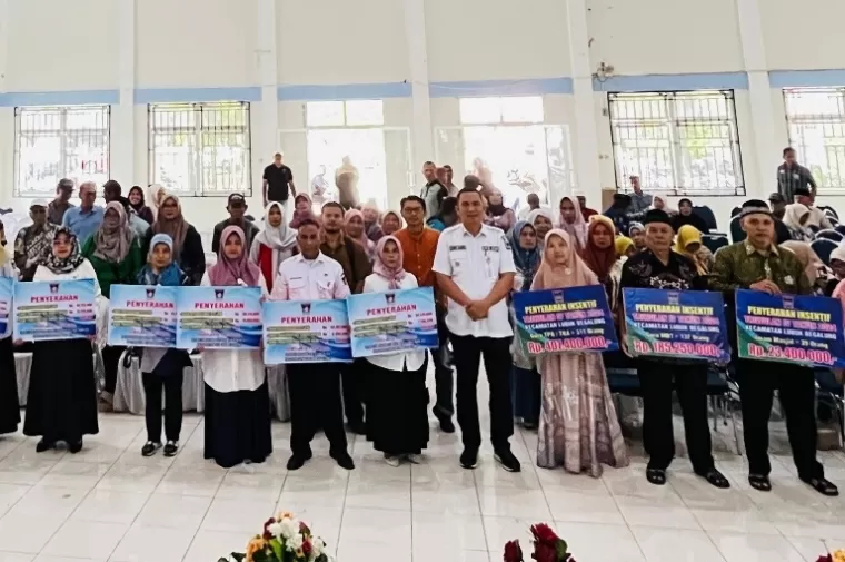 Camat Lubeg, Andi Amir bersama perangkat RT/RW di kecamatan itu setelah penyerahan dana operasional, Rabu (11/12/2024). IST