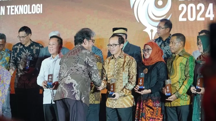 Rektor Universitas Andalas Efa Yonnedi PhD saat menerima penghargaan saat Anugerah Diktisaintek 2024 yang berlangsung di Gedung Graha DiktiSaintek, Jumat (13/12/2024).