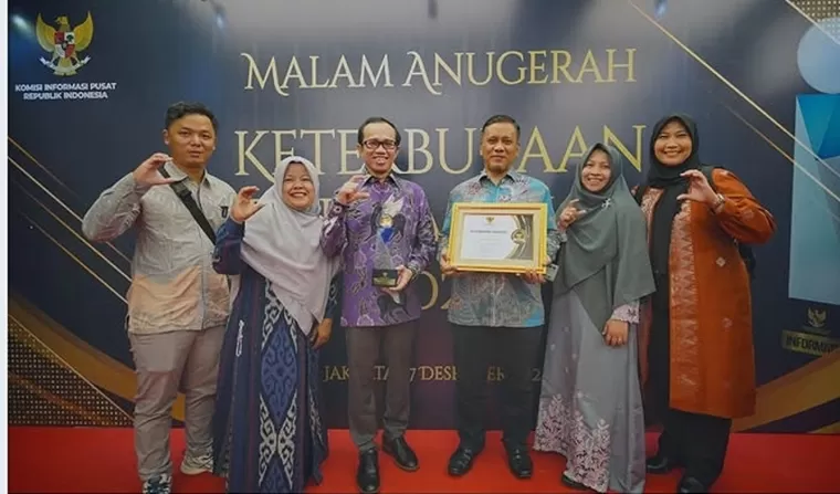 Rektor Unand Efa Yonnedi PhD bersama Sekretaris Unand Dr Aidinil Zetra MA, Kepala Kantor Humas, Protokoler, dan Layanan Informasi Publik Dr Ernita Arif SP MSi dan tim. IST