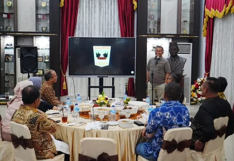 Wamen UMKM, Helvi Yuni Moraza saat ramah tamah dengan Wagub Sumbar, Audy Joinaldy Kepala Dinas Koperasi dan UMKM Endrizal di di Istana Gubernuran Sumatera Barat, Selasa (3/12/2024) lalu. IST