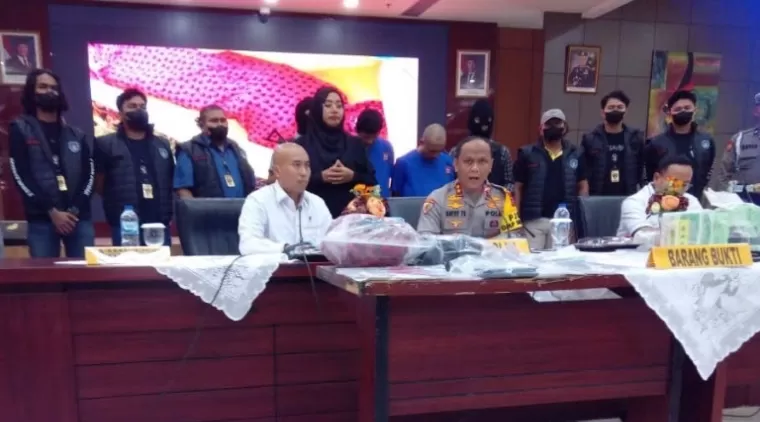 Kapolda Sumbar, Irjen Pol Gatot Try Suryanta di Padang beri keterangan pada wartawan atas dua DPO yang ditangkap Polda Sumbar, Selasa (21/1/2025). (dok : arunala.com)