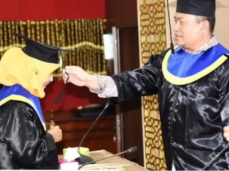 Pj Sekretaris Kota (Sekko) Pariaman, Mursalim mewisuda 60 orang lansia yang lulus dalam program Lansia Tangguh,  Kamis (9/1/2025). IST