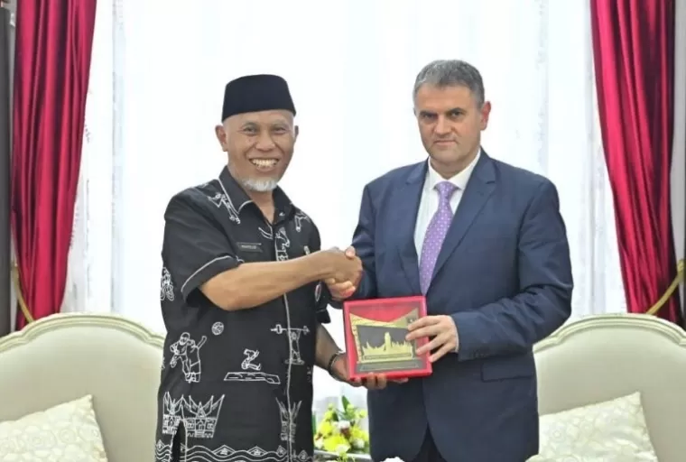 Gubernur Sumbar Mahyeldi serahkan cinderamata kepada Dubes Romania, H E Mr Dan Adrian Blnescu di Istana Gubernur Sumbar pada Kamis siang (30/1/2025). IST