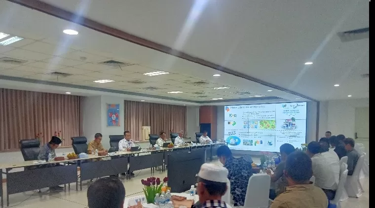 Direktur Utama Bank Nagari Gusti Candra memaparkan kinerja keuangan Bank Nagari Tahun 2024, Selasa (21/1/2025). IST