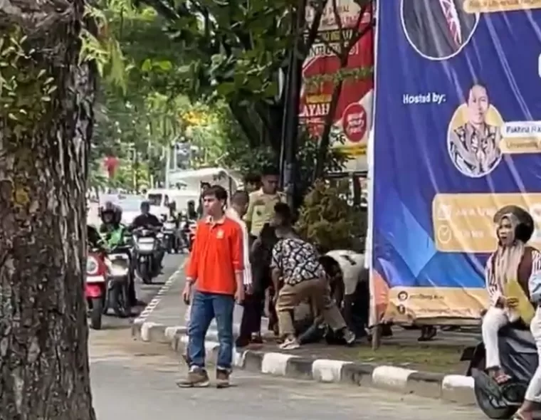 Foto pelaku penusukan oleh security kampus UNP dan warga setelah menusuk korbannya, Jumat (17/1/2025). IST