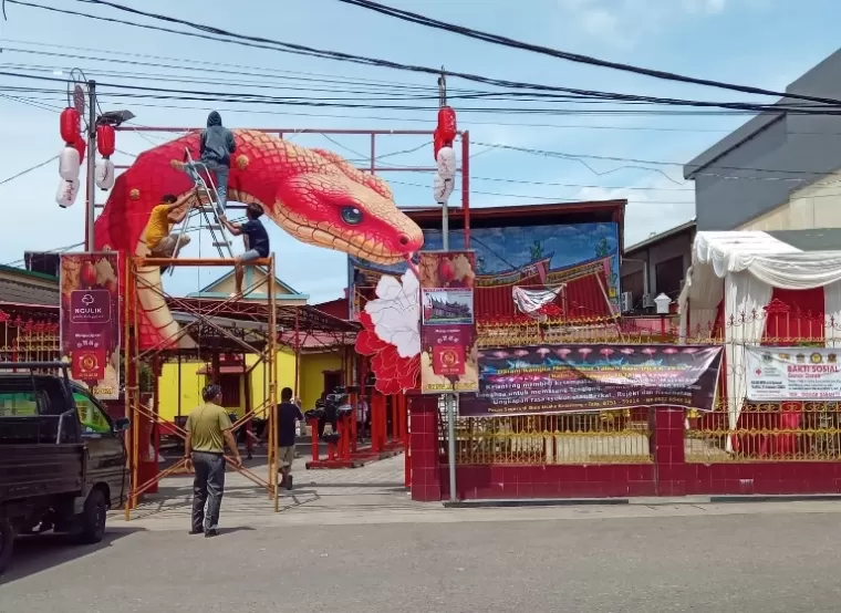 Klenteng yang ada di kawasan Pondok, Kota Padang dihiasi menyambut tahun baru Imlek 2025 ini. IST