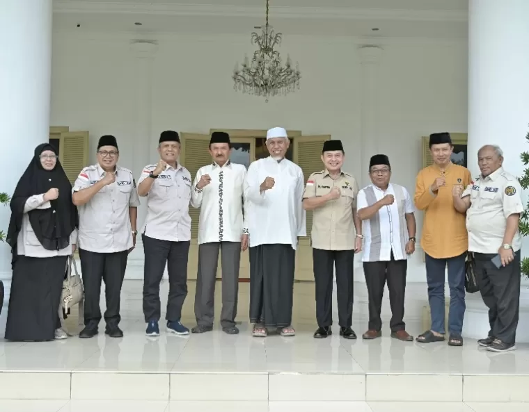 Gubernur Mahyeldi bersama pengurus DHD 45 Sumut di Padang, Kamis (23/1/2025). IST