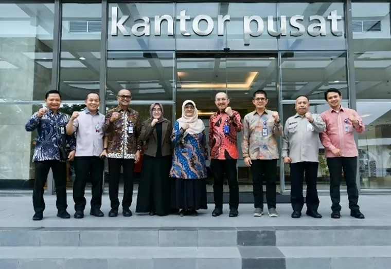 Foto bersama Dewan Komisaris Bank Nagari bersama komisaris dan direksi Bank Riau Kepri Syariah. IST