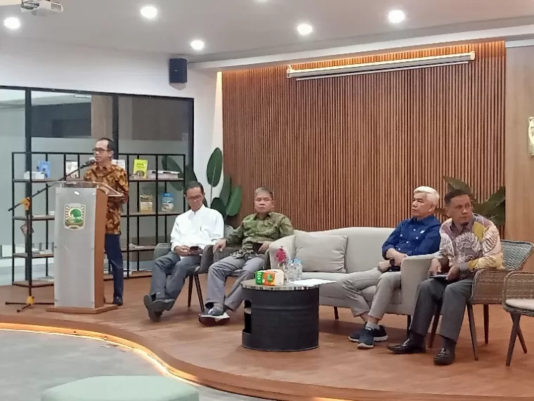 Rektor Unand, Efa Yonnedi PhD jelaskan proses penerimaan mahasiswa baru 2025 di Unand kepada wartawan, Jumat (24/1/2025). (dok : arunala.com)