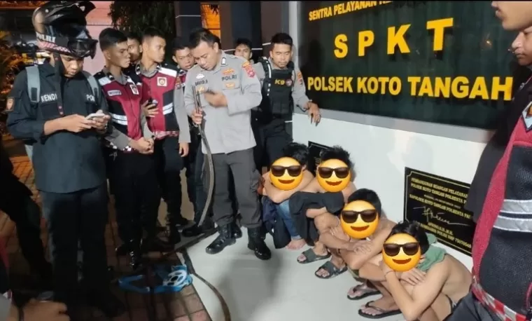 Empat remaja diduga pelaku tawuran yang ditangkap tim patroli gabungan di Polsek Koto Tangah Padang, Sabtu (18/1/2025) dini hari. IST