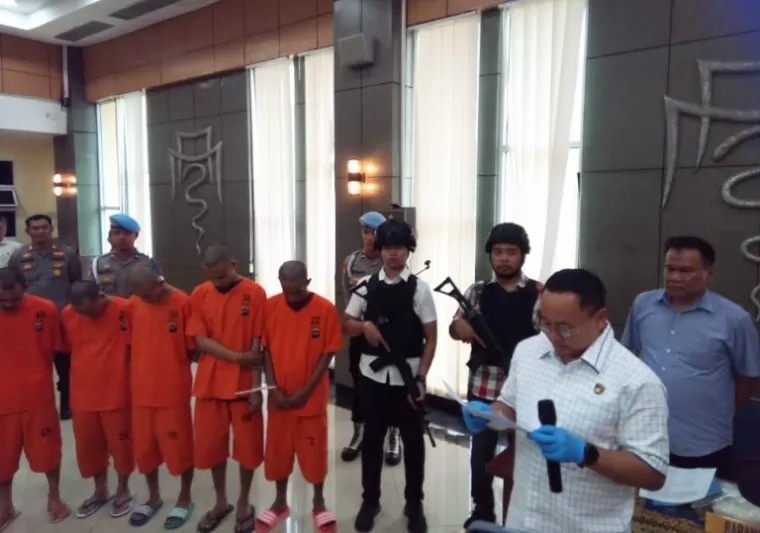 Dirnarkoba Polda Sumbar, Kombes Pol Niko A Setiawan saat prescon di Mapolda Sumbar, Selasa (21/1/2025). (dok : arunala.com)