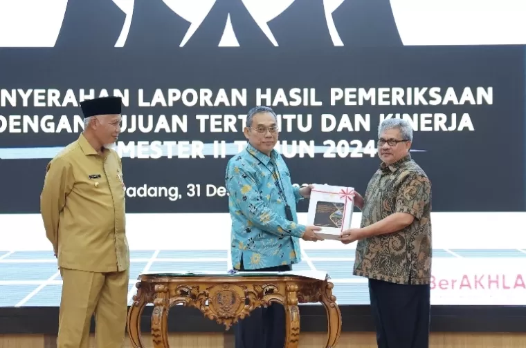 Ketua DPRD Sumbar Muhidi menerima LHP Semester II Tahun 2024 dari Kepala Perwakilan BPK Sumbar Sudarminto, di Padang, Selasa (31/12/2024). IST