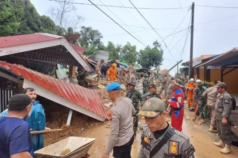 Petugas gabungan melakukan upaya pencarian dan pertolongan terhadap korban tanah longsor di Kota Batam, Kepulauan Riau, Senin (13/1/2025). IST