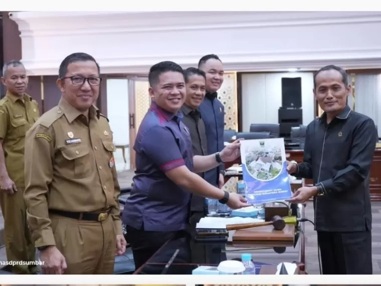Wakil Ketua DPRD Sumbar, M Iqra Chissa Putra menerima buku laporan dari Ketua Komisi III, Mokhlasin yang memuat tanggapan fraksi terhadap dua ranperda yang dibahas hari itu, Selasa (21/1/2025). IST