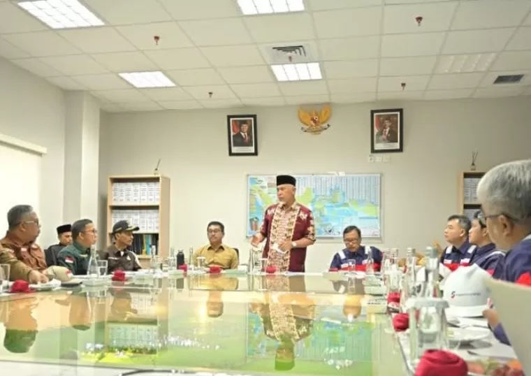Gubernur Mahyeldi saat beri penjelasan pentingnya investasi di Sumbar, saat berkunjung ke Solsel, Sabtu (18/1/2025). IST