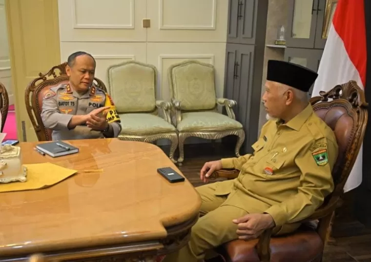 Gubernur Mahyeldi saat menjamu Kapolda Sumbar yang baru Irjen Pol Gatot Tri Suryanta beserta jajaran di Istana Gubernuran, Senin (13/1/2025). IST