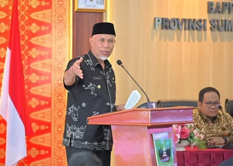 Gubernur Mahyeldi berikan penekanan pada para OPD di lingkup Setprov Sumbar terkait penyajian keakuratan data pemprov di Padang, Kamis (30/1/2025). IST