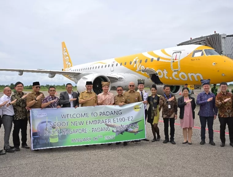 Gubernur Sumbar Mahyeldi bersama pihak maskapai Scoot Airlines pada penerbangan perdana Padang-Singapura di BIM, Senin (6/1//2025). IST