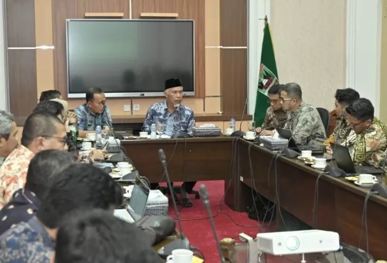 Gubernur Sumbar Mahyeldi saat pertemuan dengan pihak Pengembangan Bisnis PT PLN Indonesia Power, di Padang, Kamis (2/1/2025). IST