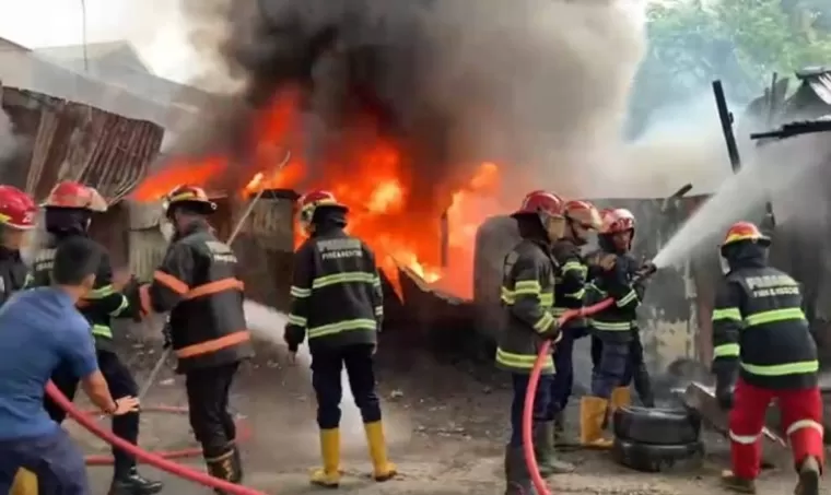 Petugas pemadam kebakaran memadamkan api yang membakar gudang rongsokan dan bengkel di Jalan Ujung Tanah, Kelurahan Lubuk Begalung Nan XX, Lubeg, Jumat pagi (3/1/2025). IST
