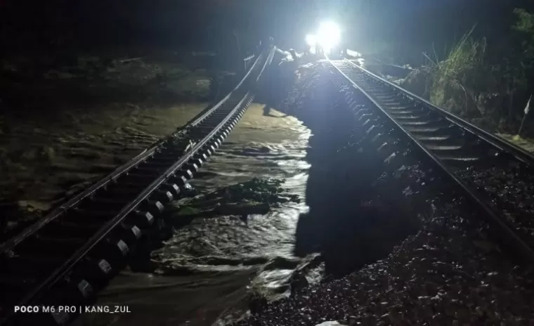 Kondisi jalur kereta api di KM 32+5/7 Kabupaten Grobogan, Jawa Tengah, yang tergerus derasnya arus luapan sungai Tuntang, Jumat malam (24/1/2025). IST