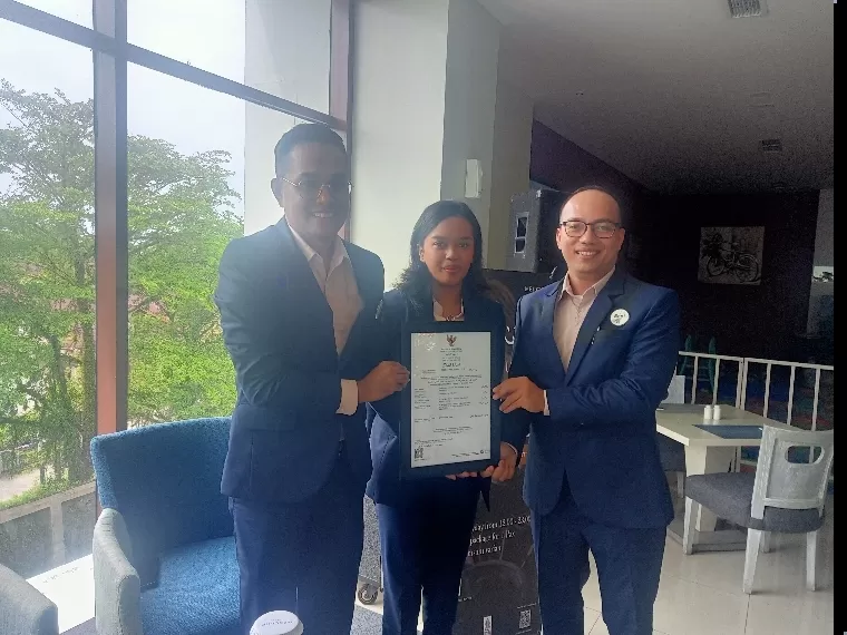 Talent & Culture Manager Hotel Mercure Padang Didi Putra, Marcom Risma Ambarwati, dan FnB Manager Beni Germanto memperlihatkan sertifikat halal Atlantis Restaurant, Kamis (9/1/2025). IST