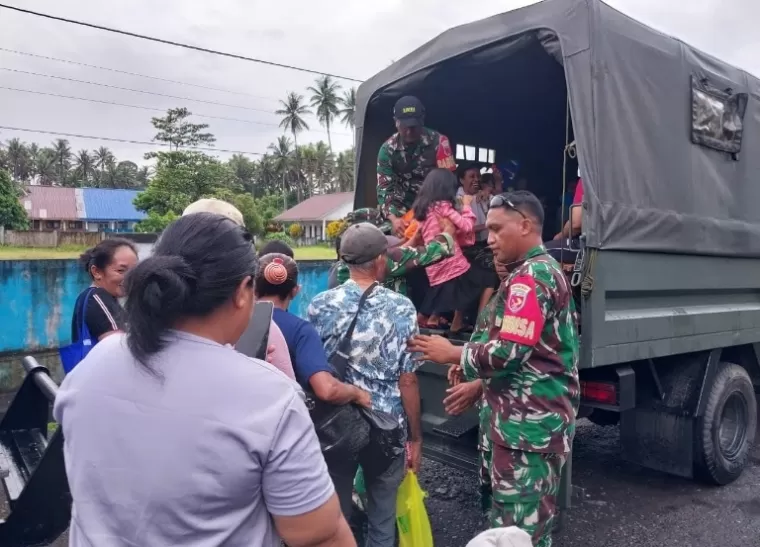 Proses evakuasi yang dilakukan tim Gabungan di Desa Borona, Kecamatan Tabaru, Kabupaten Halmahera Barat, Maluku Utara pada Jumat (17/1/2025).(IST)