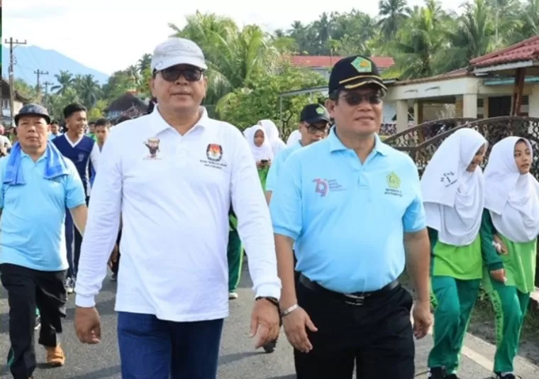 Kepala Kantok Kemenag Kota Pariaman, Rinalfi bersama Staf Ahli Setko Pariaman, Ferialdi memimpin jalan santai peringatan HAB ke-79 di Kota Pariaman, Rabu (15/1/2025). IST