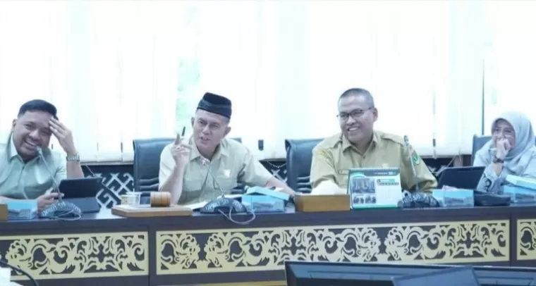 Wakil ketua Wakil Ketua Komisi II DPRD Sumbar, Ilson Chong saat rapat bersama mitra kerja belum lama ini. IST