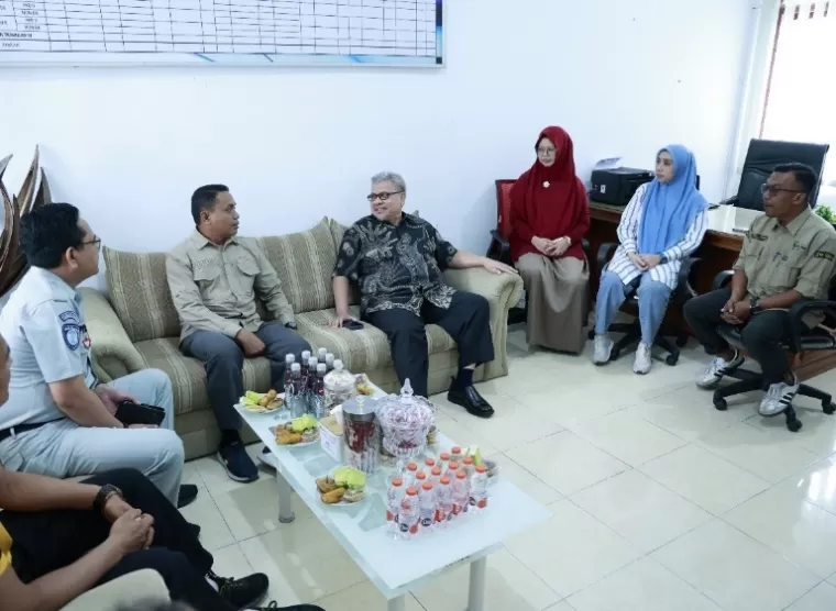 Ketua DPRD Sumbar, Muhidi saat kunjungi UPTD Samsat Solok, Sabtu (11/1/2025). IST