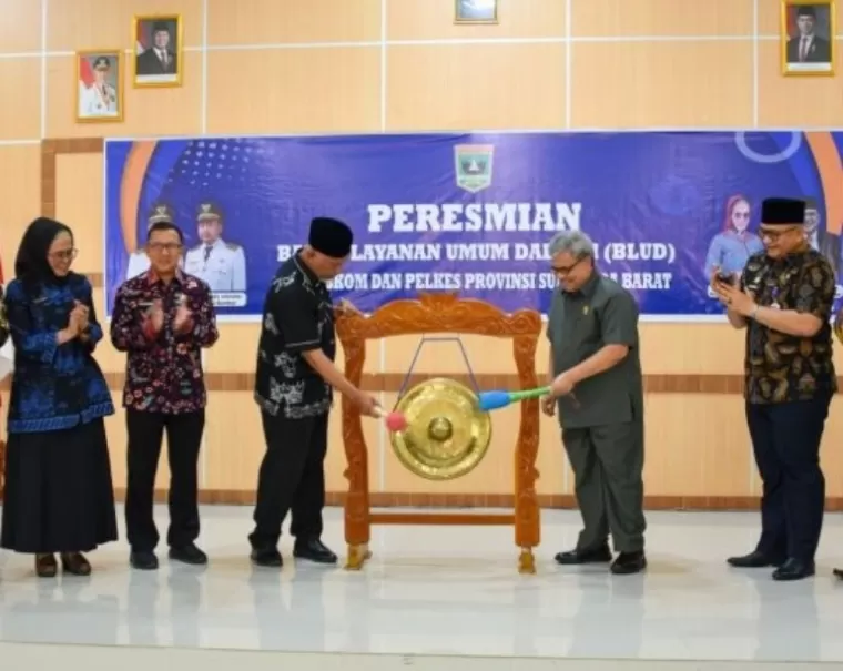 Ketua DPRD Sumbar Muhidi dan Gubernur Mahyeldi memukul Hong tanda diresmikannya Balai Layanan Umum Daerah ((BLUD), di Padang, Kamis (30/1/2025). IST