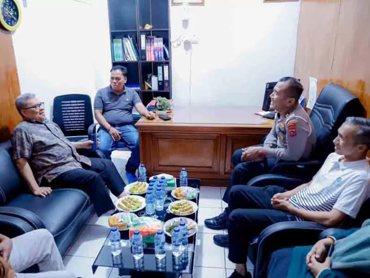 Ketua DPRD Sumbar, Muhidi saat meninjau UPTD Samsat Lubuk Basung, Sabtu kemarin (4/1/2025). IST