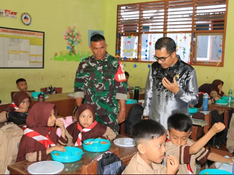 Plt Kepala Disdikpora Kota Pariaman, Riky Falantino meninjau langsung pemberian MBG di SDN 08 Kampung Jawa Kota Pariaman, Kamis (30/1/2025). (IST)