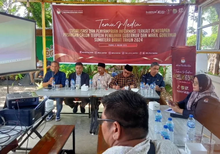 Ketua KPU Sumbar, Surya Efitrimen bersama komisioner yang lain saat temu media dengan sejumlah wartawan di Padang, Rabu siang (8/1/2025). (dok : arunala.com)