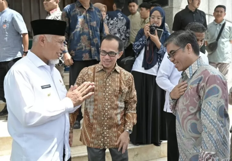 Gubernur Mahyeldi bersama Menaker, Prof Yassierli dan Rektor Unand, Efa Yonnedi saat di kampus Unand, Jumat (10/1/2025). IST